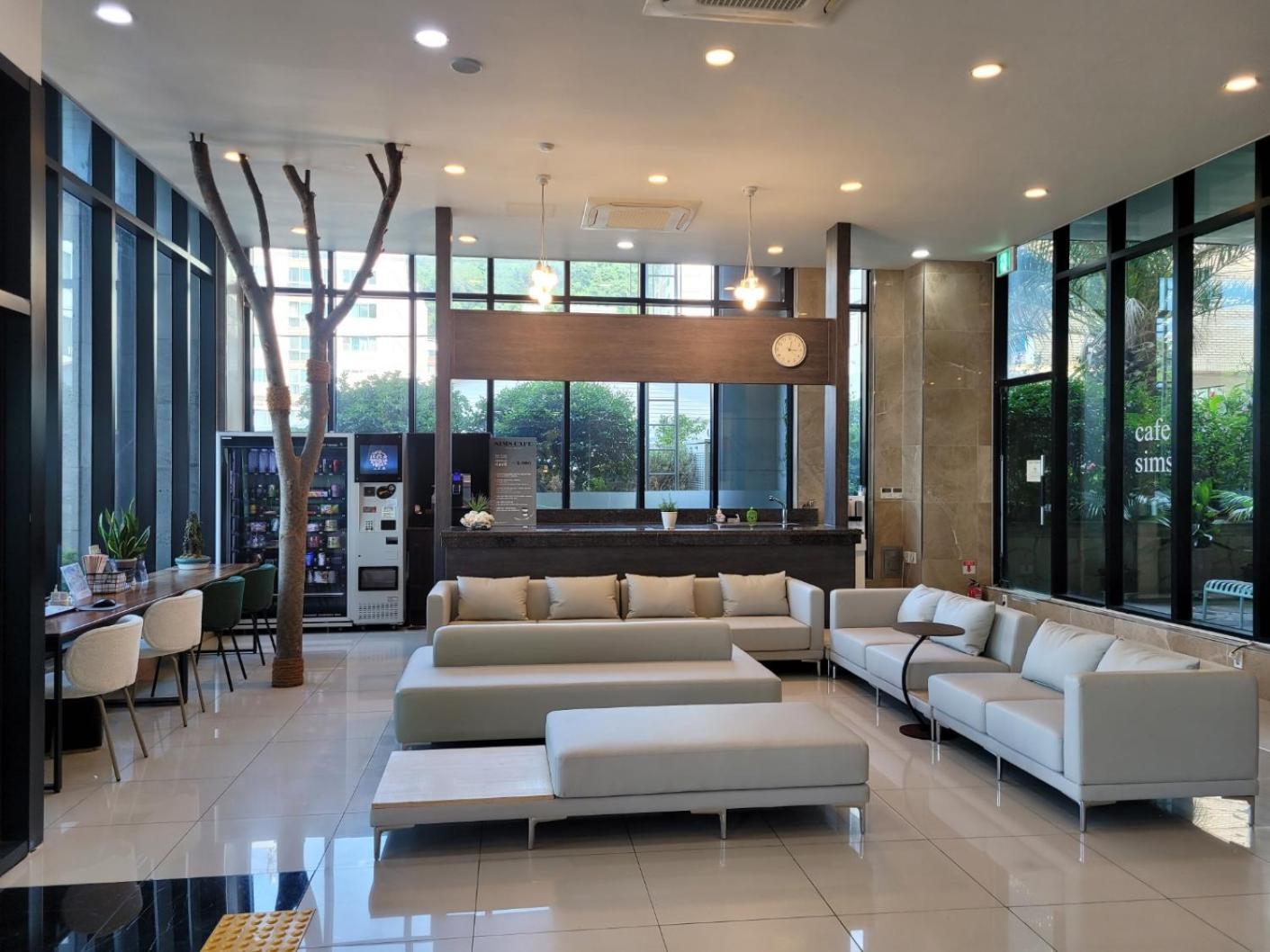 Sims Hotel Jeju Exteriör bild